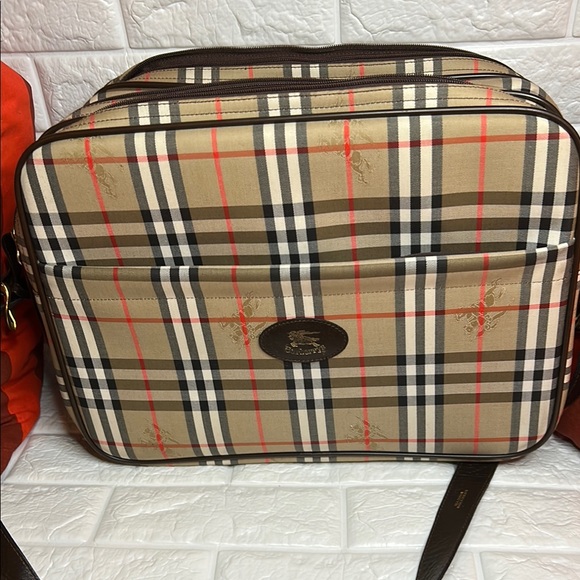 Burberry Beige Checkered Men's or Women’s Travel 🧳 Bag - Picture 1 of 16